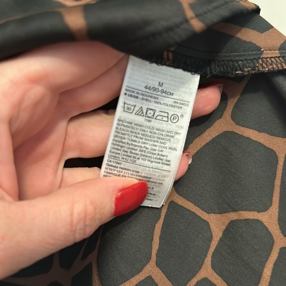 Women’s Banana Republic Blouse Animal Print Size M Excellent Condition!! - Picture 4 of 7